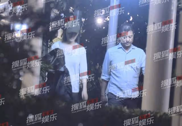 李亞鵬首曝二胎得女!抱娃姿勢嫻熟滿臉慈祥,勸外國人孩子隨母姓