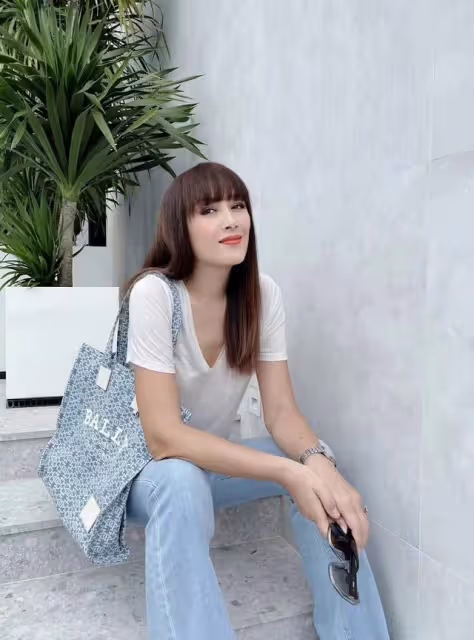香港著名星二代曬泳池戲水照!穿比基尼大秀好身材,逆天長腿吸睛