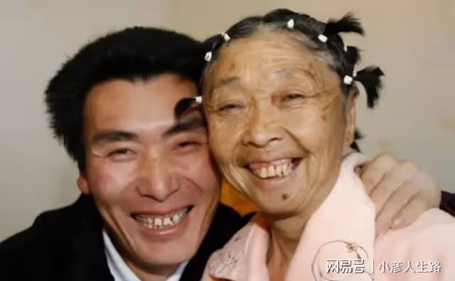 李玉成凈身出戶後,開始培養弟弟、妹妹當網紅,將模仿趙本山收徒