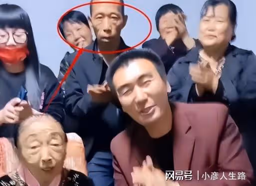 李玉成凈身出戶後,開始培養弟弟、妹妹當網紅,將模仿趙本山收徒