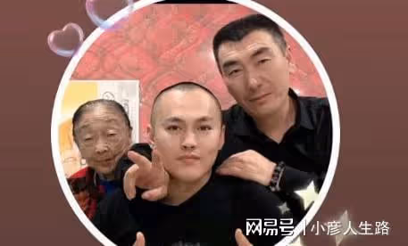 李玉成凈身出戶後,開始培養弟弟、妹妹當網紅,將模仿趙本山收徒