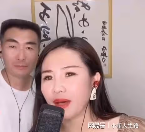 李玉成凈身出戶後,開始培養弟弟、妹妹當網紅,將模仿趙本山收徒