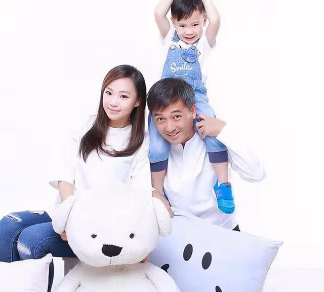 TVB前知名男星罕見現身!身材發胖髮際線後移,娶小16歲妻子