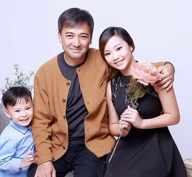 TVB前知名男星罕見現身!身材發胖髮際線後移,娶小16歲妻子
