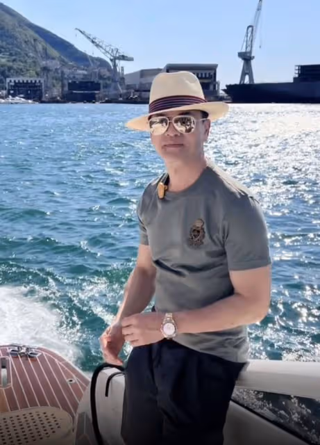 呂良偉陪富婆妻子出國度假！坐豪華遊艇太愜意，差15歲卻像同齡人