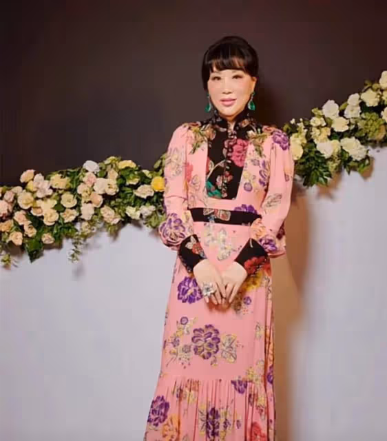 呂良偉陪富婆妻子出國度假！坐豪華遊艇太愜意，差15歲卻像同齡人