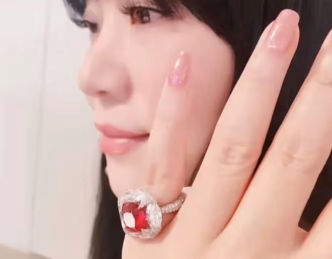 呂良偉陪富婆妻子出國度假！坐豪華遊艇太愜意，差15歲卻像同齡人