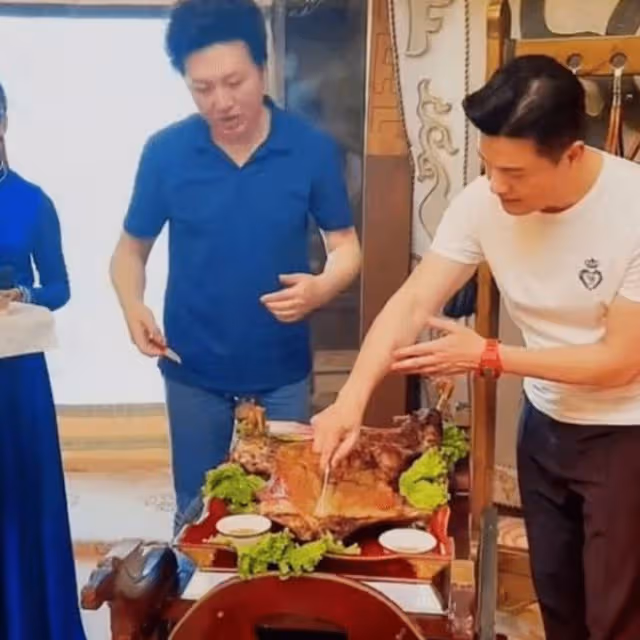呂良偉陪富婆妻子出國度假!坐豪華遊艇太愜意,差15歲卻像同齡人