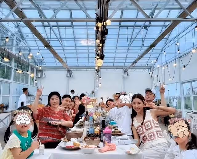 陳赫與家人外出採摘蔬菜,鐵鏟蔬菜擺滿一箱,與妻子罕同框太甜蜜