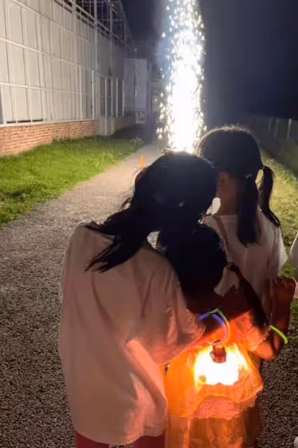 陳赫與家人外出採摘蔬菜,鐵鏟蔬菜擺滿一箱,與妻子罕同框太甜蜜