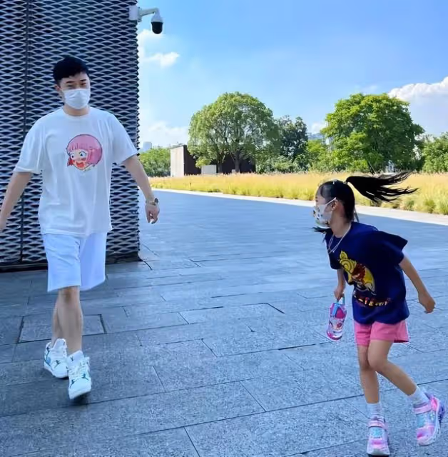 陳赫與家人外出採摘蔬菜,鐵鏟蔬菜擺滿一箱,與妻子罕同框太甜蜜