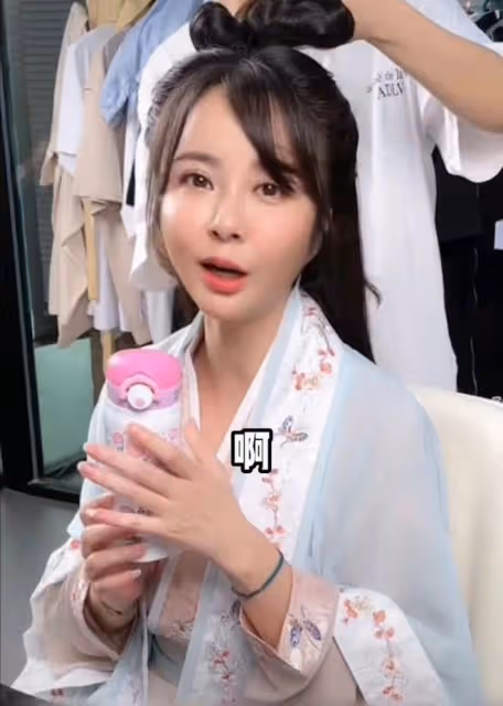 楊若兮回歸家庭後罕露面,穿古裝用百元水杯,當全職媽媽模樣大變