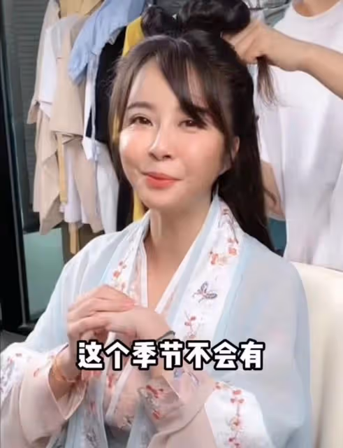 楊若兮回歸家庭後罕露面,穿古裝用百元水杯,當全職媽媽模樣大變