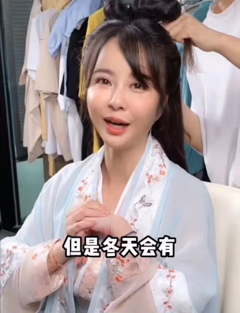 楊若兮回歸家庭後罕露面,穿古裝用百元水杯,當全職媽媽模樣大變