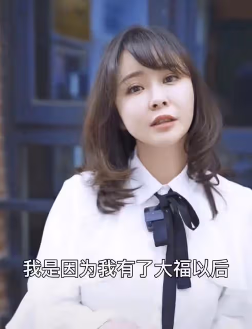 楊若兮回歸家庭後罕露面,穿古裝用百元水杯,當全職媽媽模樣大變
