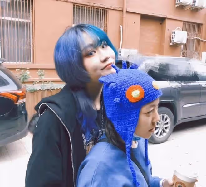 竇靖童同父異母的妹妹罕見曬親密合照,網友:這天配毛線帽子?