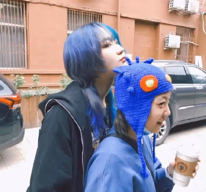 竇靖童同父異母的妹妹罕見曬親密合照,網友:這天配毛線帽子?