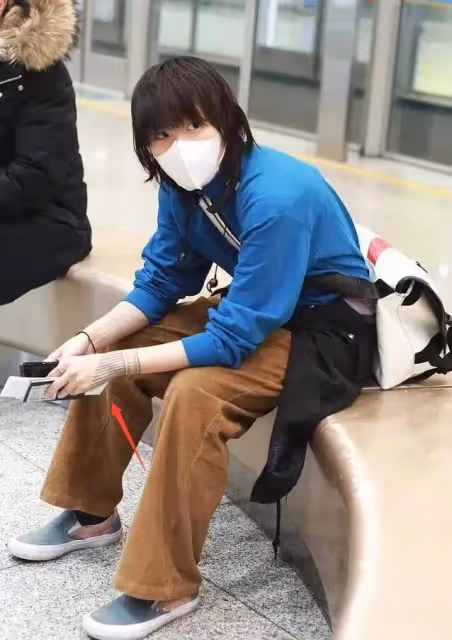 竇靖童同父異母的妹妹罕見曬親密合照,網友:這天配毛線帽子?