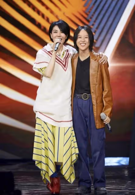 竇靖童同父異母的妹妹罕見曬親密合照,網友:這天配毛線帽子?