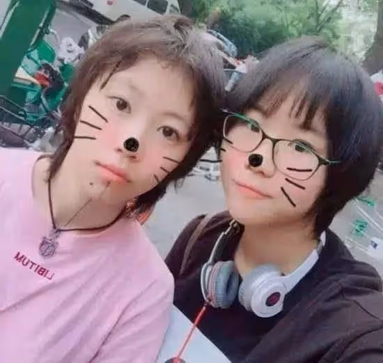 竇靖童同父異母的妹妹罕見曬親密合照,網友:這天配毛線帽子?