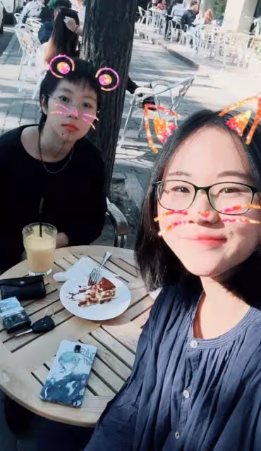 竇靖童同父異母的妹妹罕見曬親密合照,網友:這天配毛線帽子?