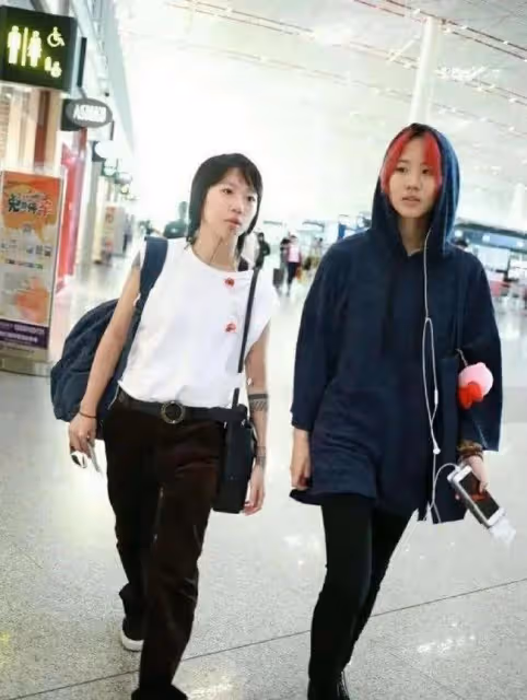 竇靖童同父異母的妹妹罕見曬親密合照,網友:這天配毛線帽子?