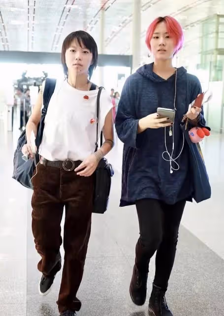 竇靖童同父異母的妹妹罕見曬親密合照,網友:這天配毛線帽子?