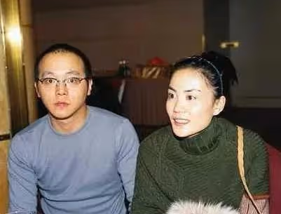 竇靖童同父異母的妹妹罕見曬親密合照,網友:這天配毛線帽子?