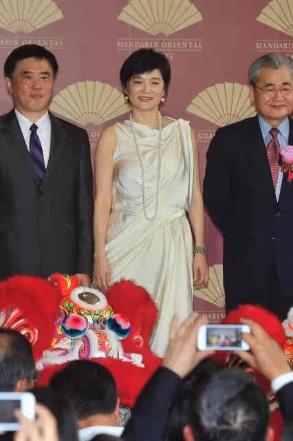 林青霞才是吃了防腐劑，戴全套珠寶好闊氣，禮服裙透露出時尚優雅，網友：臉年輕手卻騙不了人.