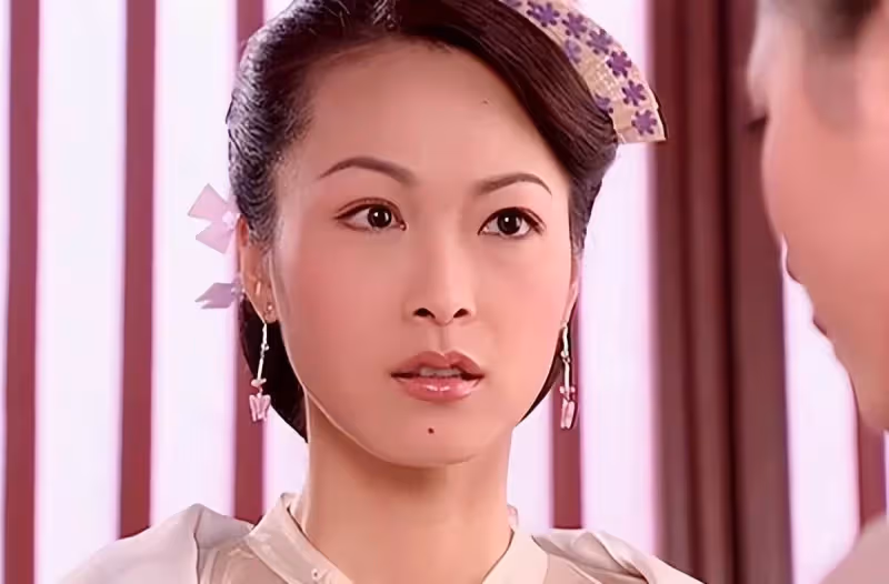 「長孫皇后」童愛玲罕露面,49歲皮膚緊致似少女,戴金表盡顯闊氣
