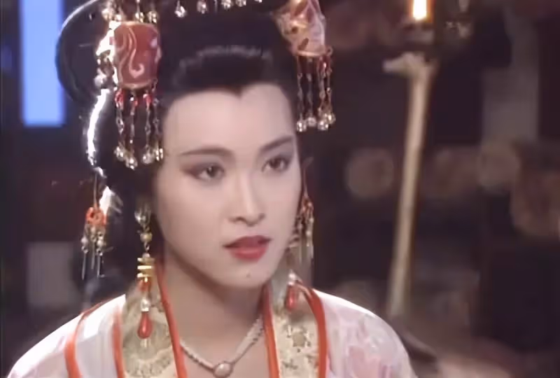 「長孫皇后」童愛玲罕露面,49歲皮膚緊致似少女,戴金表盡顯闊氣
