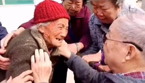 丈夫臨別前囑咐妻子「等著我」55年後重逢,她一生未嫁,他卻早已子孫滿堂,她哭倒在地:你為何不來找我