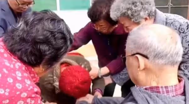 丈夫臨別前囑咐妻子「等著我」55年後重逢,她一生未嫁,他卻早已子孫滿堂,她哭倒在地:你為何不來找我
