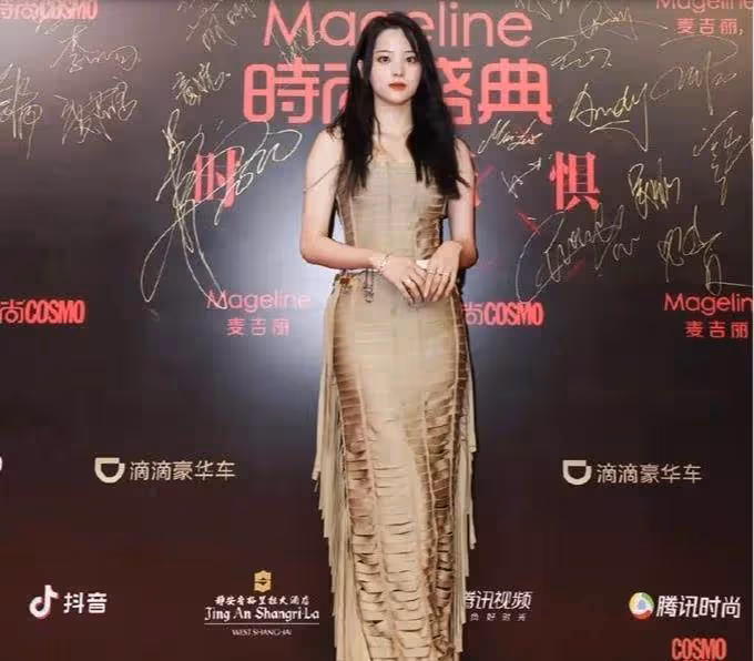 年齡相差22歲!張柏芝和歐陽娜娜撞衫後,身材、美貌、氣質差距一目了然,網友:比都不用比