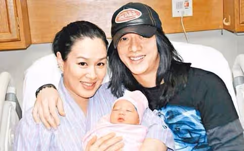 3婚2離!3婚帶3女兒「嫁小12歲型男」 50歲遭婆家逼生四胎「她不惜試盡各種偏方」身材發福