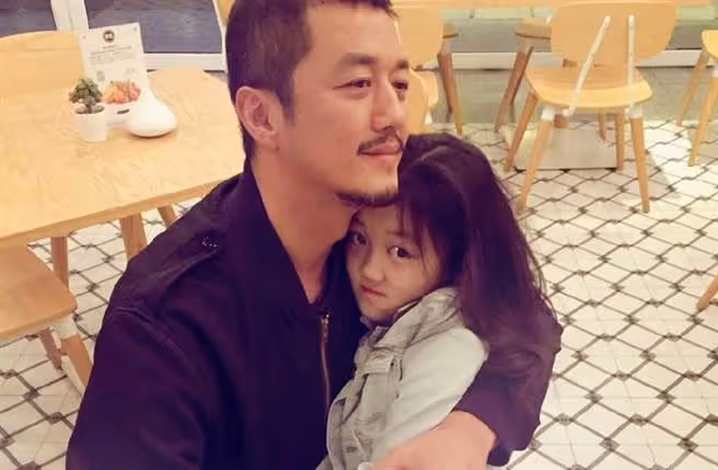 再婚小19歲嬌妻!50歲男星「忍4個月公開喜訊」曝光孩子性別 網驚喜「其實早有預兆」:一定會是好爸爸