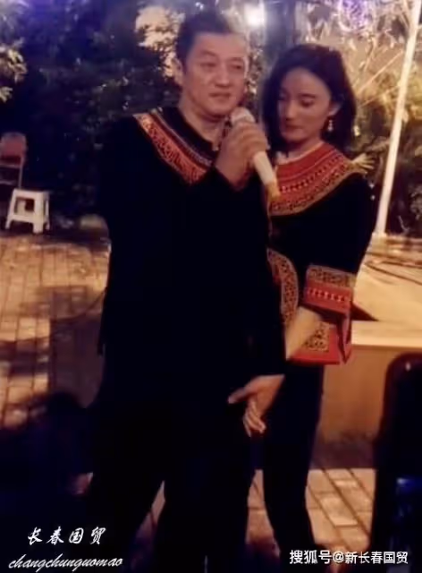 再婚小19歲嬌妻！50歲男星「忍4個月公開喜訊」曝光孩子性別　網驚喜「其實早有預兆」：一定會是好爸爸