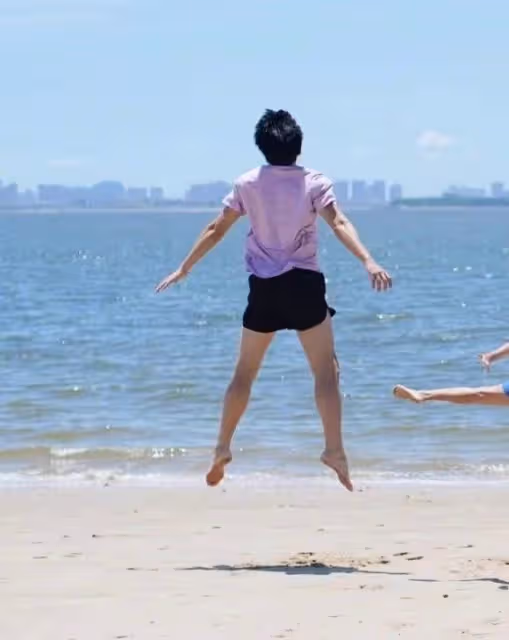 孫儷罕曬一家四口合照,女兒上演空中一字馬,一家大長腿惹人羨