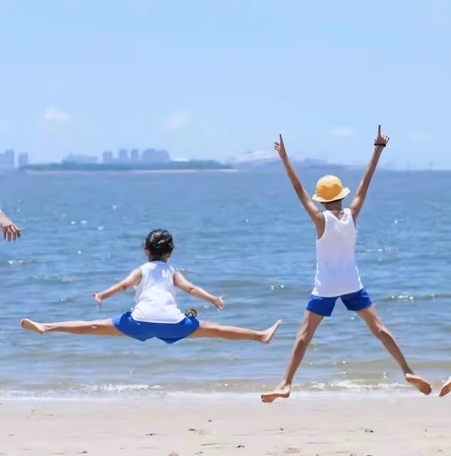 孫儷罕曬一家四口合照,女兒上演空中一字馬,一家大長腿惹人羨