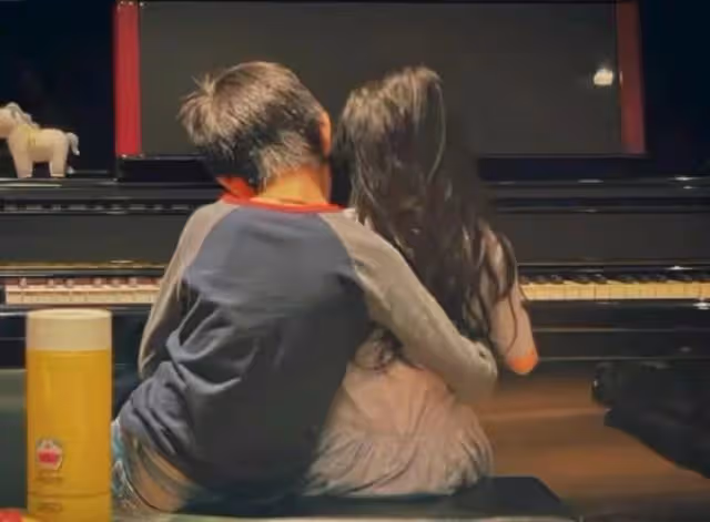 孫儷罕曬一家四口合照,女兒上演空中一字馬,一家大長腿惹人羨