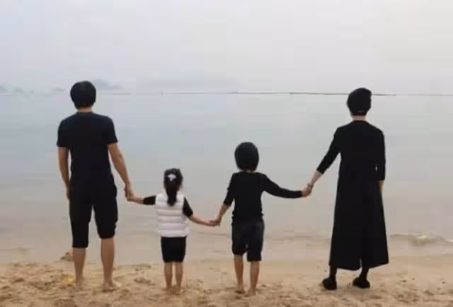 孫儷罕曬一家四口合照,女兒上演空中一字馬,一家大長腿惹人羨