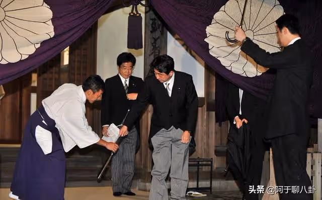 安倍晉三去世,余文樂為首的明星竟然公開悼念,陳年舊事都被遺忘