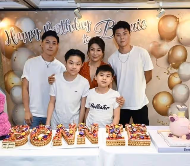 開心!前知名亞姐獲4個兒子共慶生,曾因半裸上陣拍戲而略有名氣