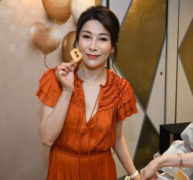 開心!前知名亞姐獲4個兒子共慶生,曾因半裸上陣拍戲而略有名氣