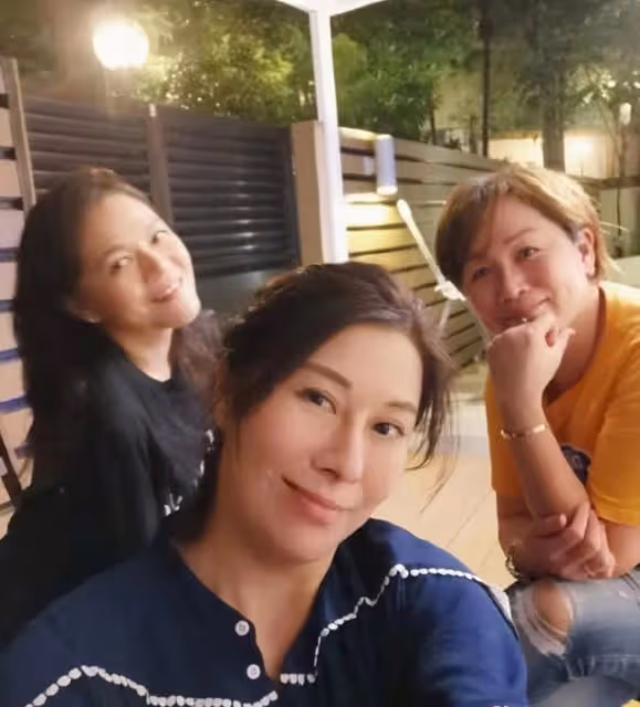 開心!前知名亞姐獲4個兒子共慶生,曾因半裸上陣拍戲而略有名氣