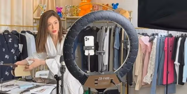 北上發展順利!香港知名女星成功吸粉近90萬,當帶貨主播人氣急升