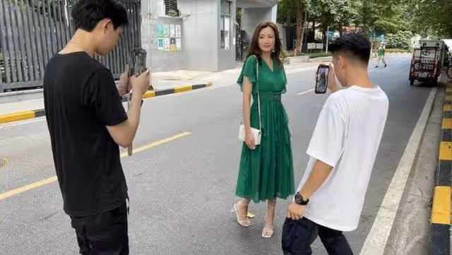 北上發展順利!香港知名女星成功吸粉近90萬,當帶貨主播人氣急升