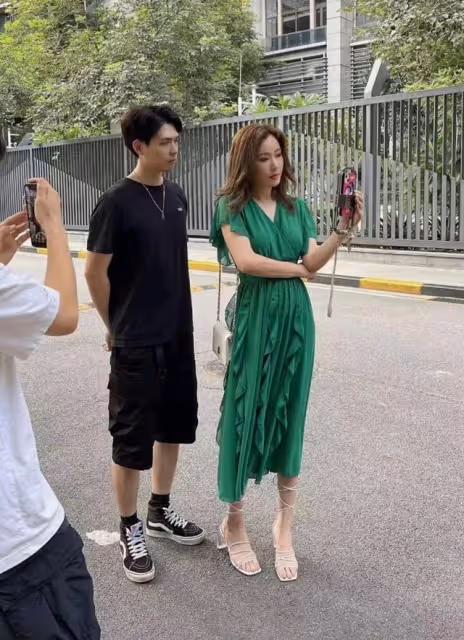 北上發展順利!香港知名女星成功吸粉近90萬,當帶貨主播人氣急升