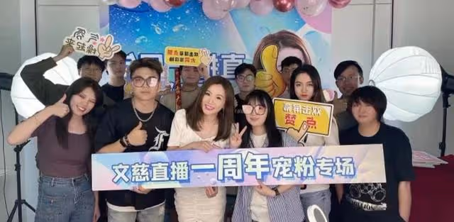 北上發展順利!香港知名女星成功吸粉近90萬,當帶貨主播人氣急升