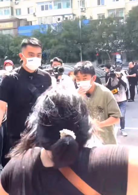 楊迪被女粉絲強抱，當場嚇到瞳孔放大，6名保鏢控制現場！